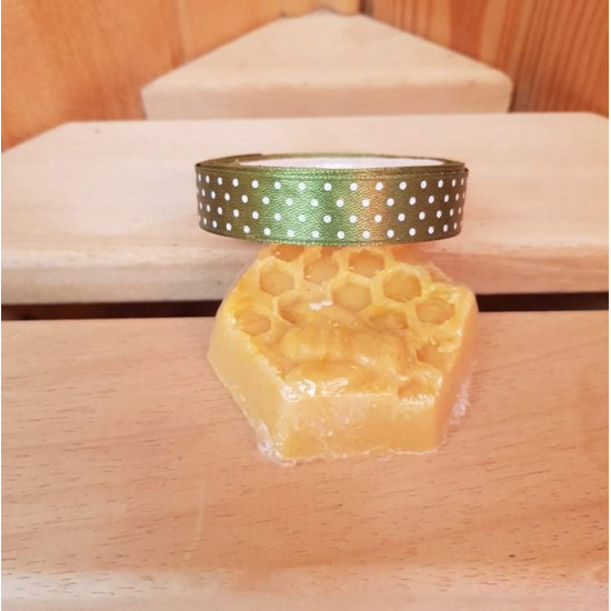 Pöttyös, fényes díszítő szalag, Khakizöld színben, 1,5cm szélességben