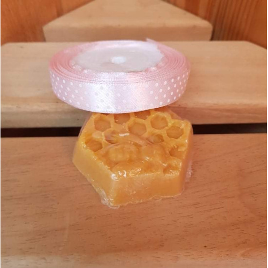 Pöttyös, fényes díszítő szalag, halvány rózsaszín színben, 1,5cm szélességben